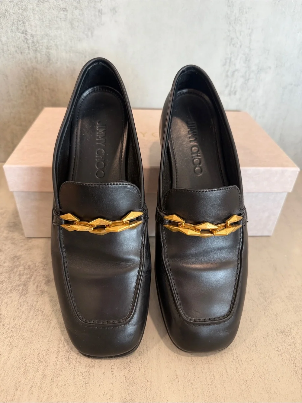 Classic Black Leather Men’s Loafers with Gold Chain Accent